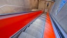 Eine Rolltreppe in einer Münchner U-Bahnstation (Archivbild): Die Klägerin argumentierte, dass die Reinigung der Zugänge des U-Bahnhofs nicht ausreichend gewesen sei.