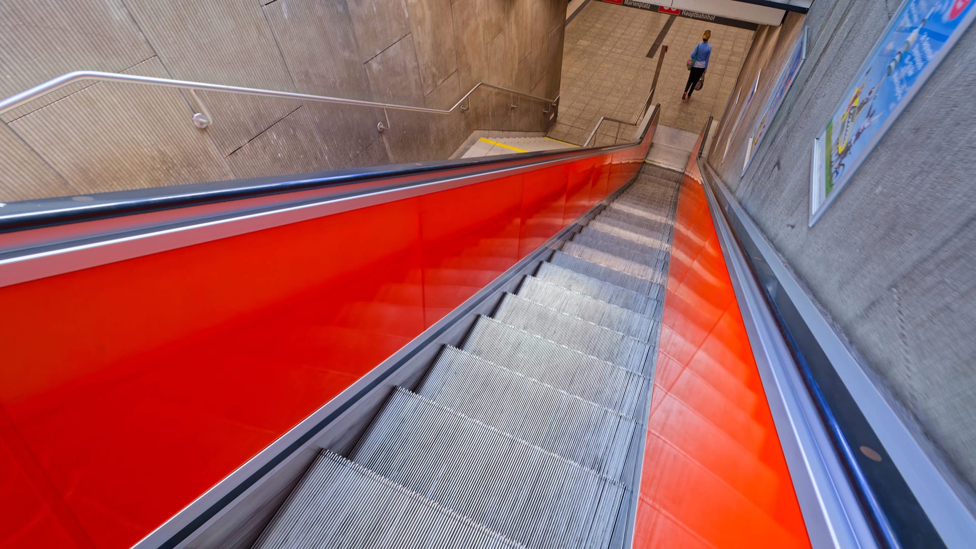 Eine Rolltreppe in einer Münchner U-Bahnstation (Archivbild): Die Klägerin argumentierte, dass die Reinigung der Zugänge des U-Bahnhofs nicht ausreichend gewesen sei.