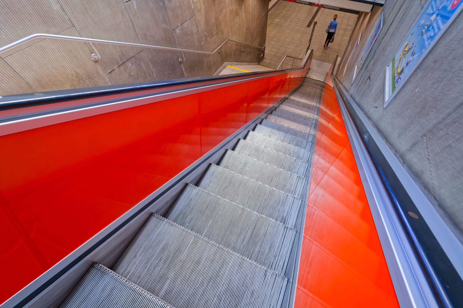 Eine Rolltreppe in einer Münchner U-Bahnstation (Archivbild): Die Klägerin argumentierte, dass die Reinigung der Zugänge des U-Bahnhofs nicht ausreichend gewesen sei.