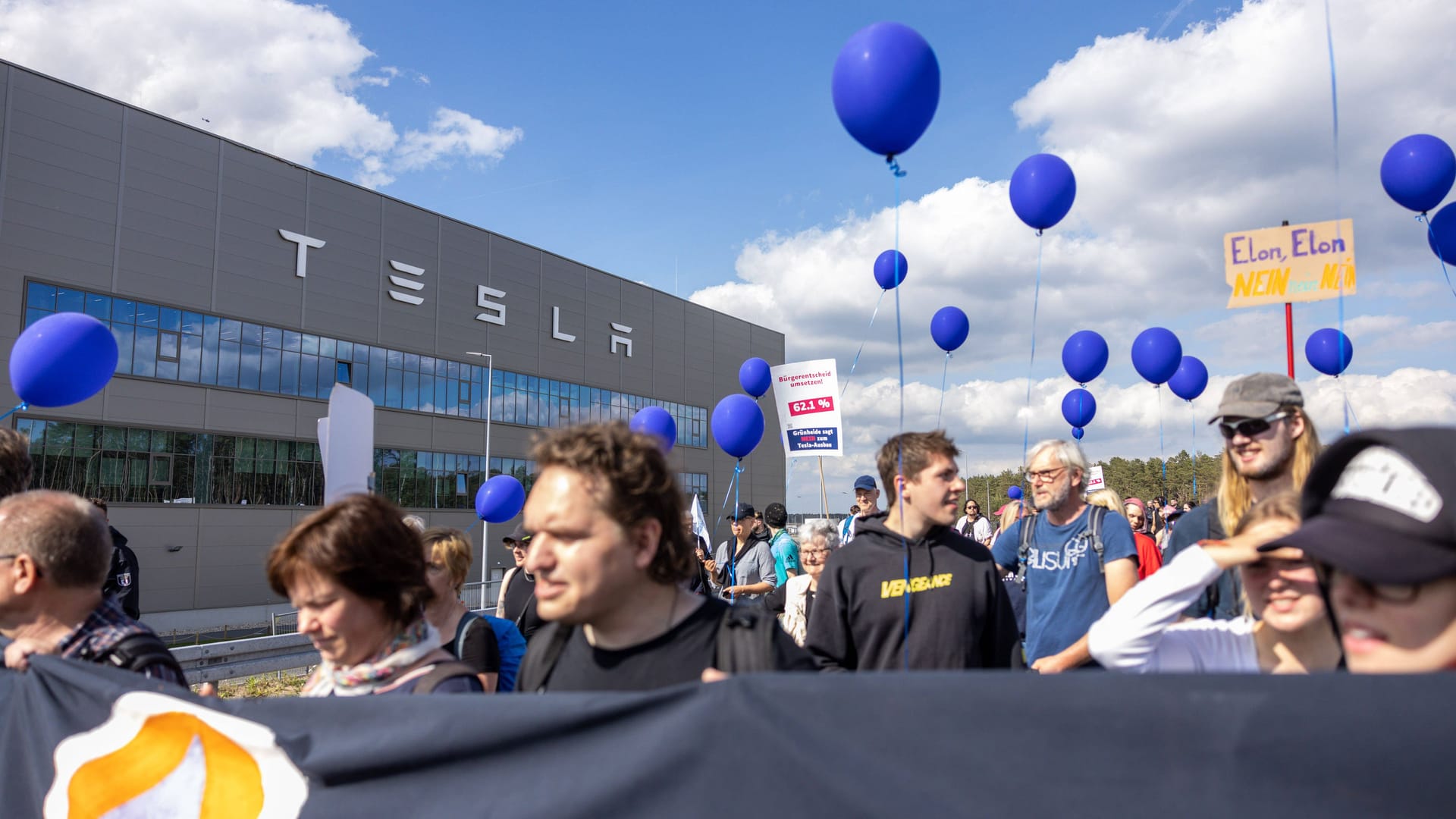 Demonstration vor dem Tesla-Werk im brandenburgischen Grünheide (Archivbild).