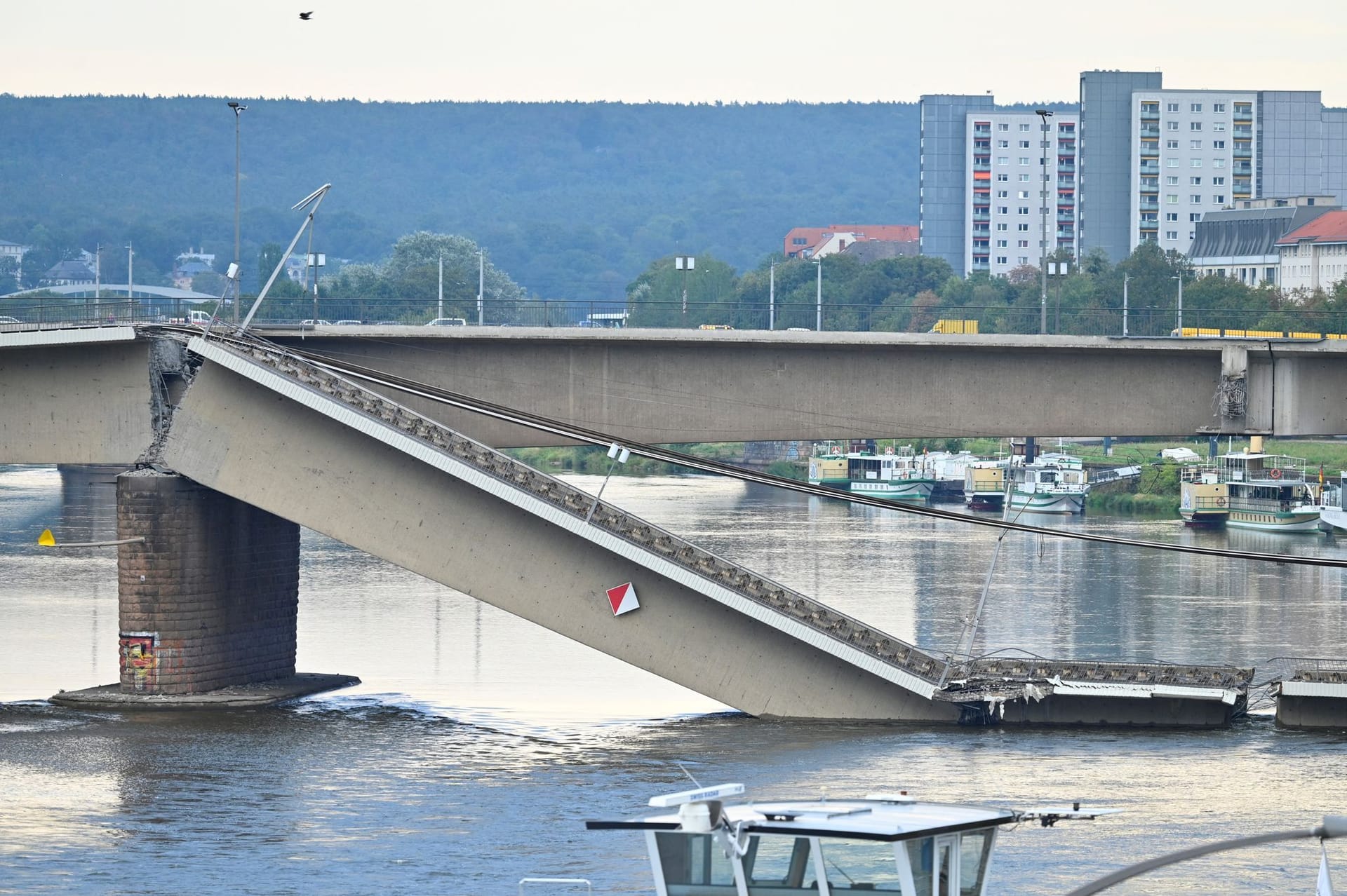 Die Dresdner Carolabrücke ist zum Teil in die Elbe gestürzt.