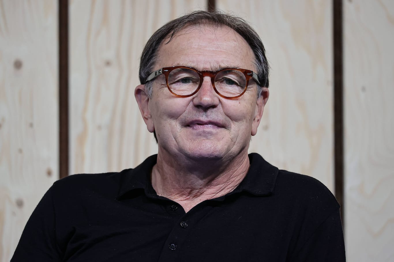 Ewald Lienen bei einer Podiumsdiskussion in Düsseldorf im Jahr 2021.