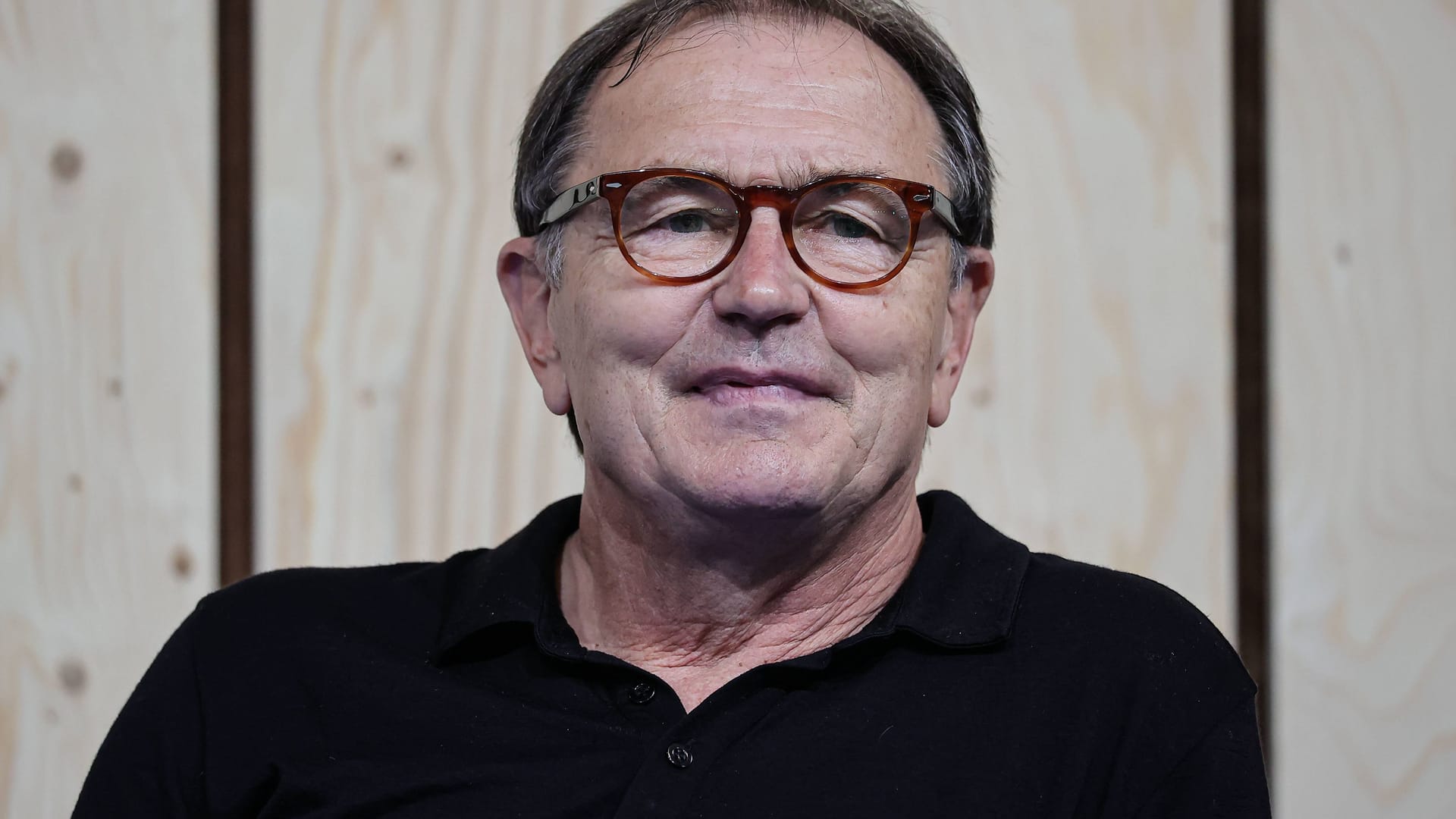 Ewald Lienen bei einer Podiumsdiskussion in Düsseldorf im Jahr 2021.