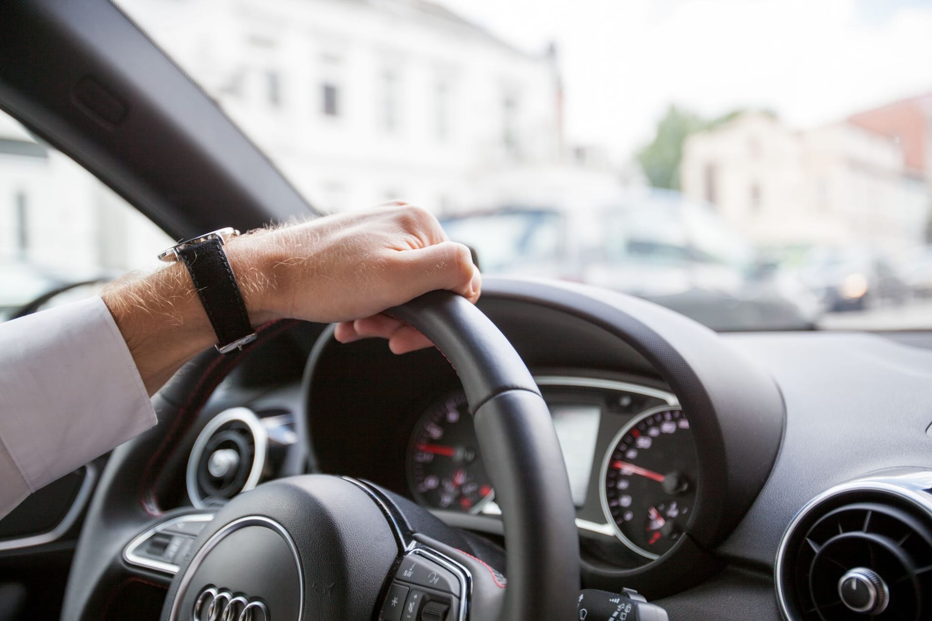 Ein Mann fährt in einem Auto Ein Mann fährt in einem Auto