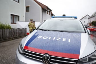 Kindberg: Polizeibeamte und Feuerwehrleute sind am Tatort im Einsatz.