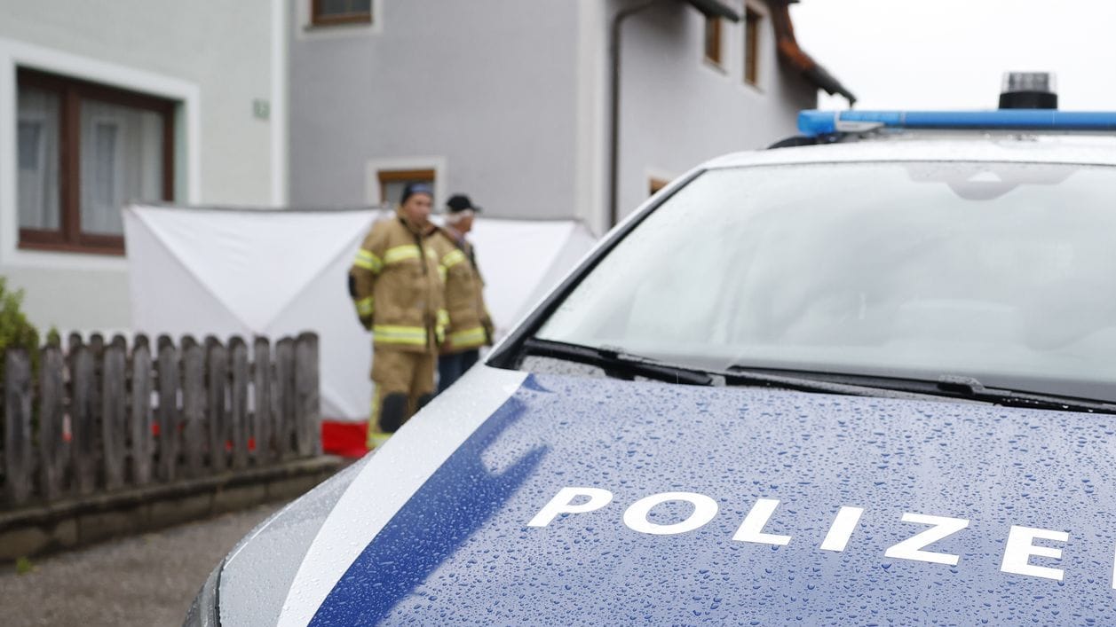 Kindberg: Polizeibeamte und Feuerwehrleute sind am Tatort im Einsatz.