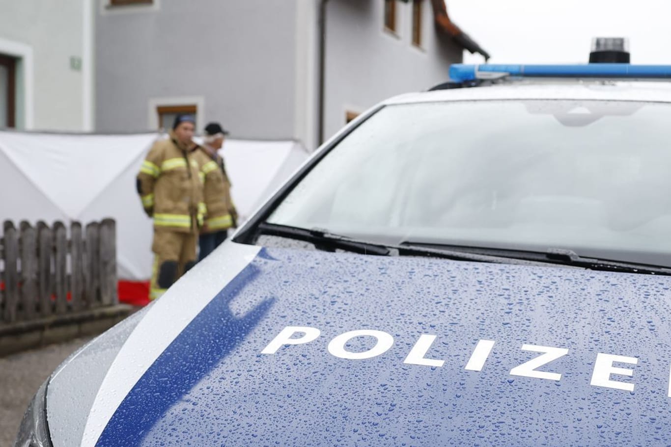 Kindberg: Polizeibeamte und Feuerwehrleute sind am Tatort im Einsatz.