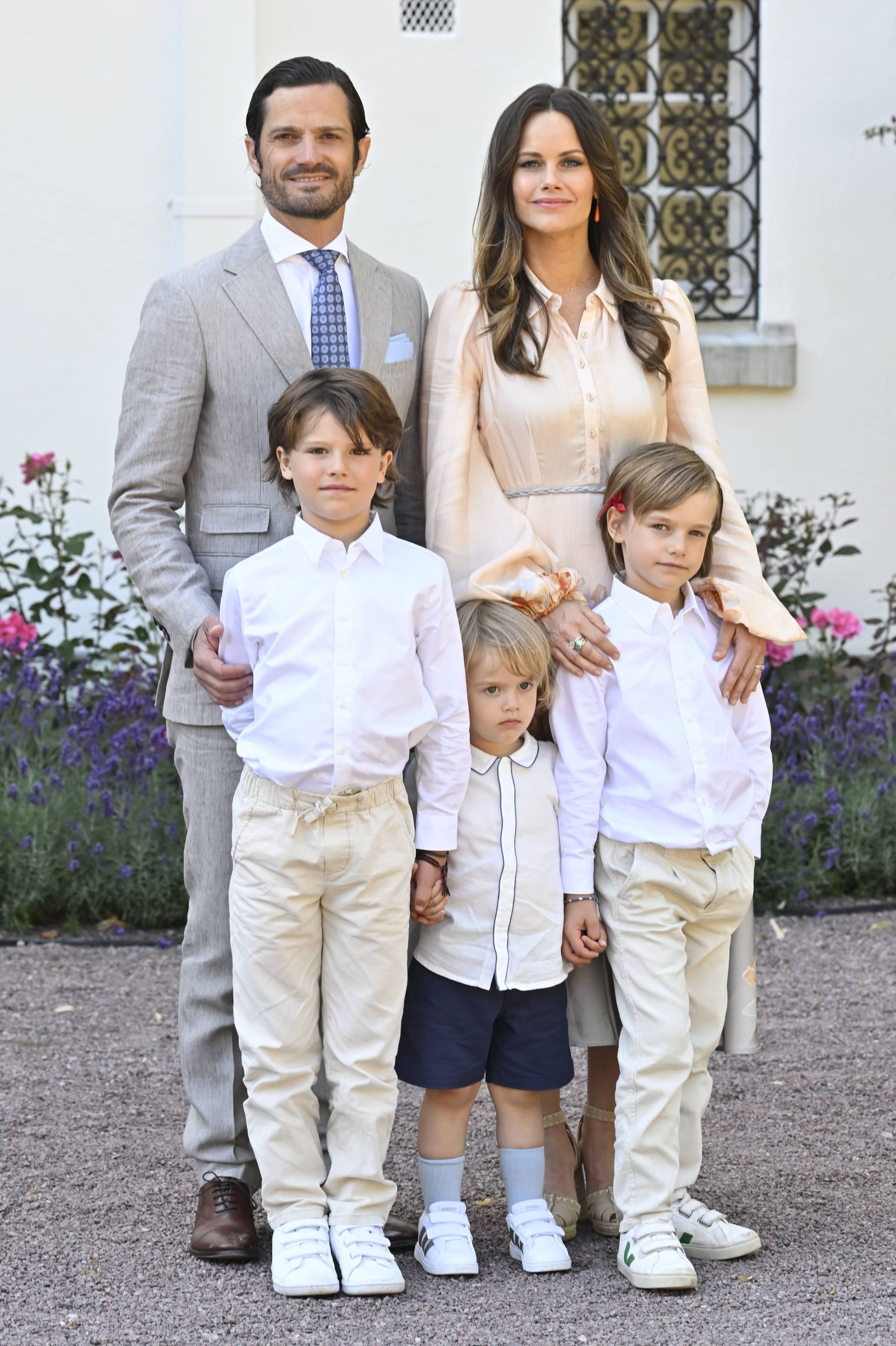 Prinz Carl Philip und Prinzessin Sofia mit ihren Kinden Alexander (l.), Julian und Gabriel (r.).