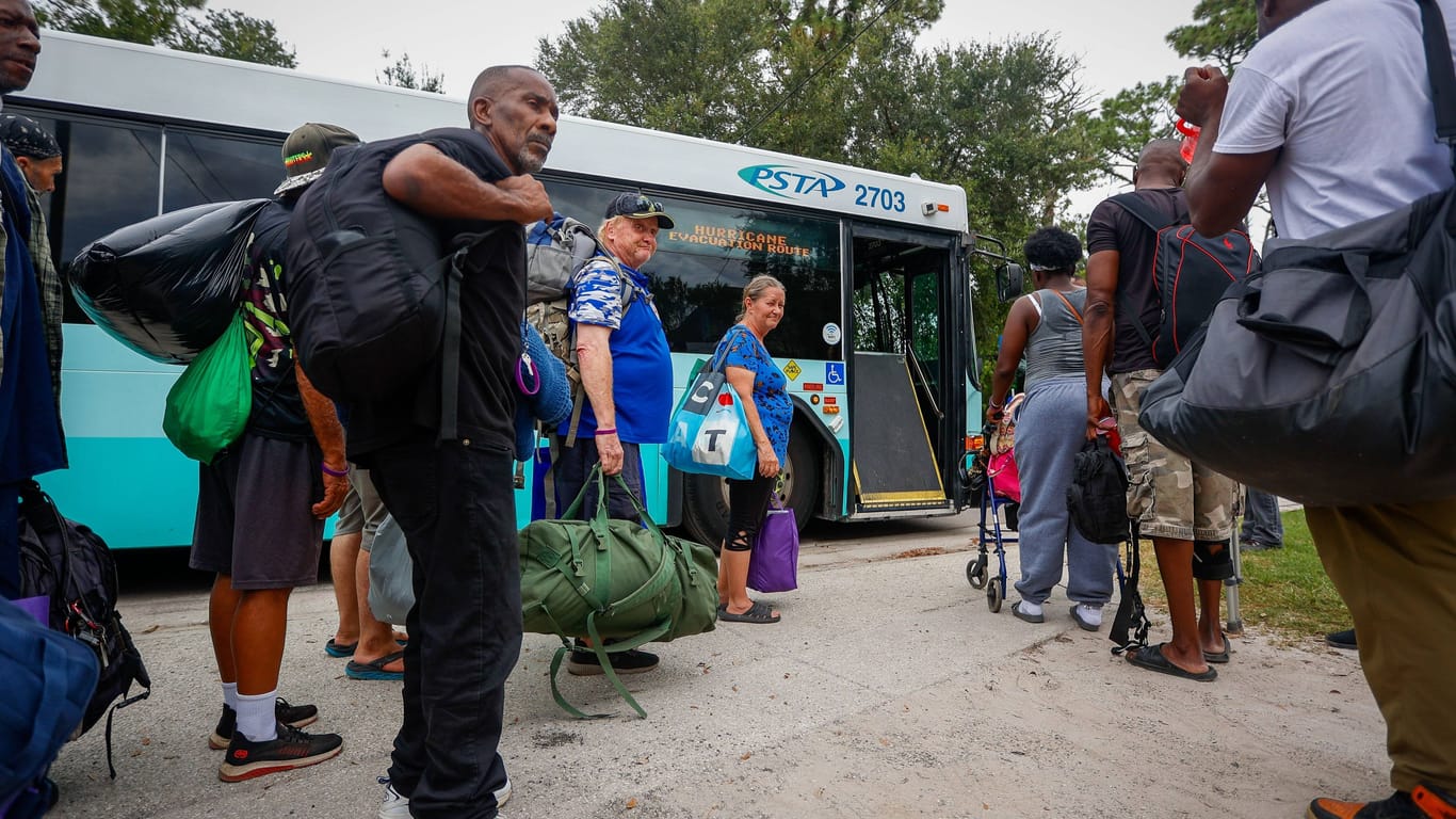 Die Vorbereitungen laufen: In Florida werden Einwohner von gefährdeten Gebieten in Bussen in Notunterkünfte gebracht.