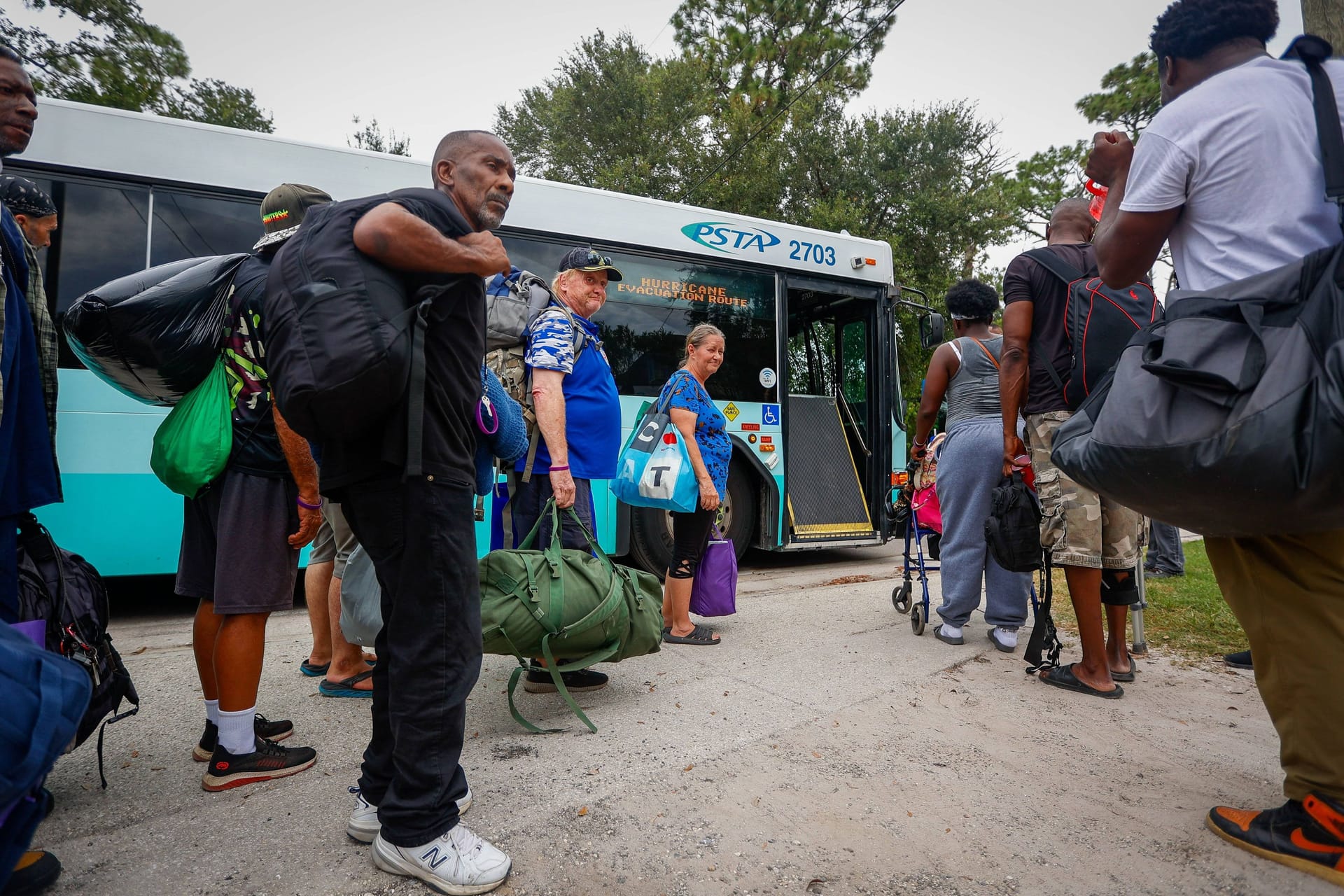 Die Vorbereitungen laufen: In Florida werden Einwohner von gefährdeten Gebieten in Bussen in Notunterkünfte gebracht.