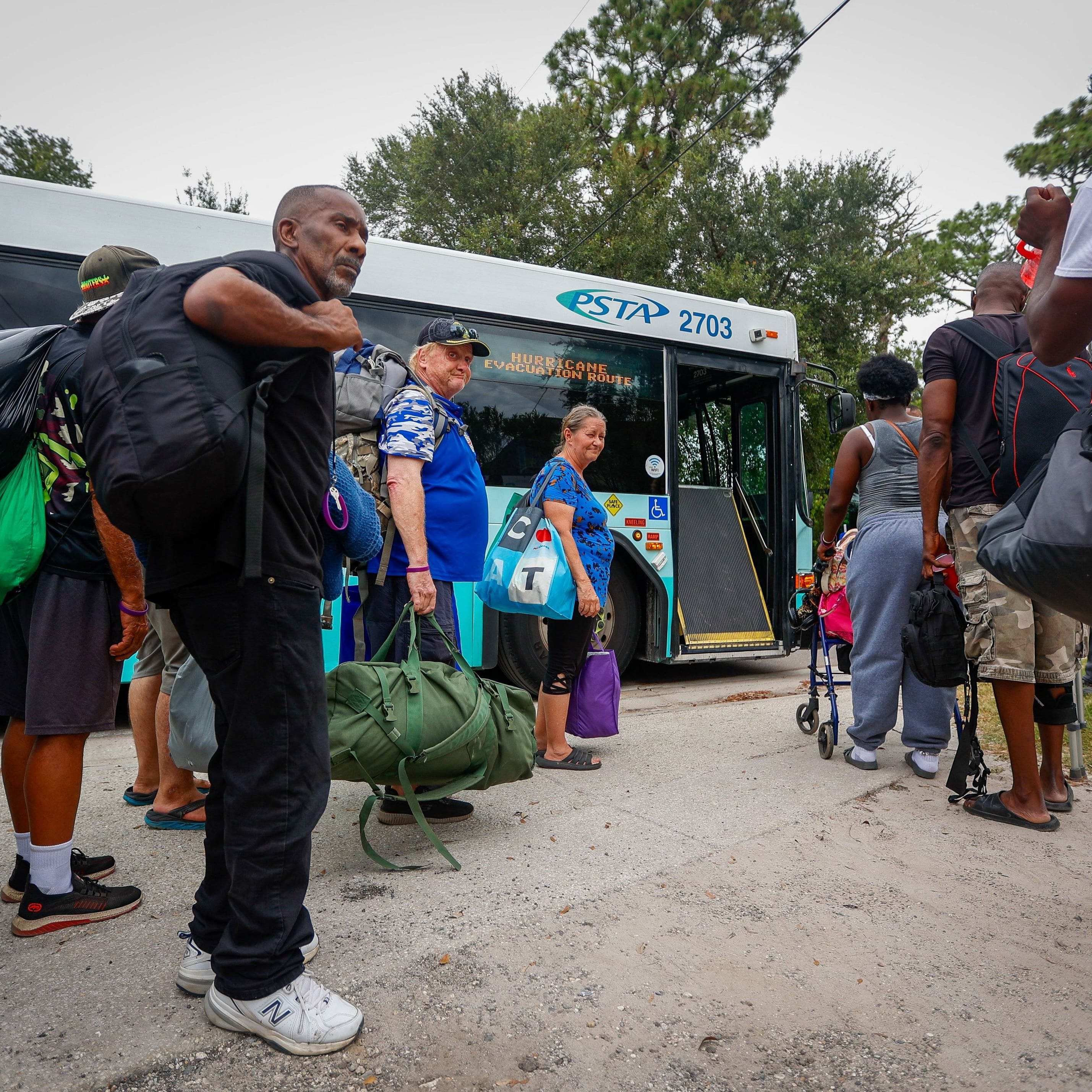 Die Vorbereitungen laufen: In Florida werden Einwohner von gefährdeten Gebieten in Bussen in Notunterkünfte gebracht.