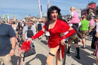 Dragqueen Gwendom posiert auf der Wiesn: Auch sie war beim "Gay Sunday" im Bräurosl-Festzelt dabei.