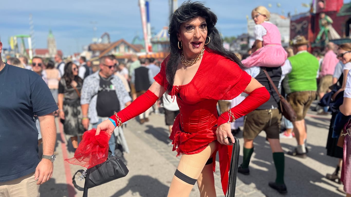 Dragqueen Gwendom posiert auf der Wiesn: Auch sie war beim "Gay Sunday" im Bräurosl-Festzelt dabei.