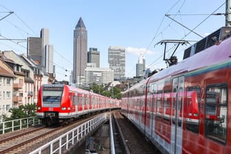 Eine S-Bahn fährt in Frankfurt (Archivbild): Auch auf einzelnen Linien der U-Bahn kommt es zu Störungen.