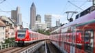 Eine S-Bahn fährt in Frankfurt (Archivbild): Auch auf einzelnen Linien der U-Bahn kommt es zu Störungen.