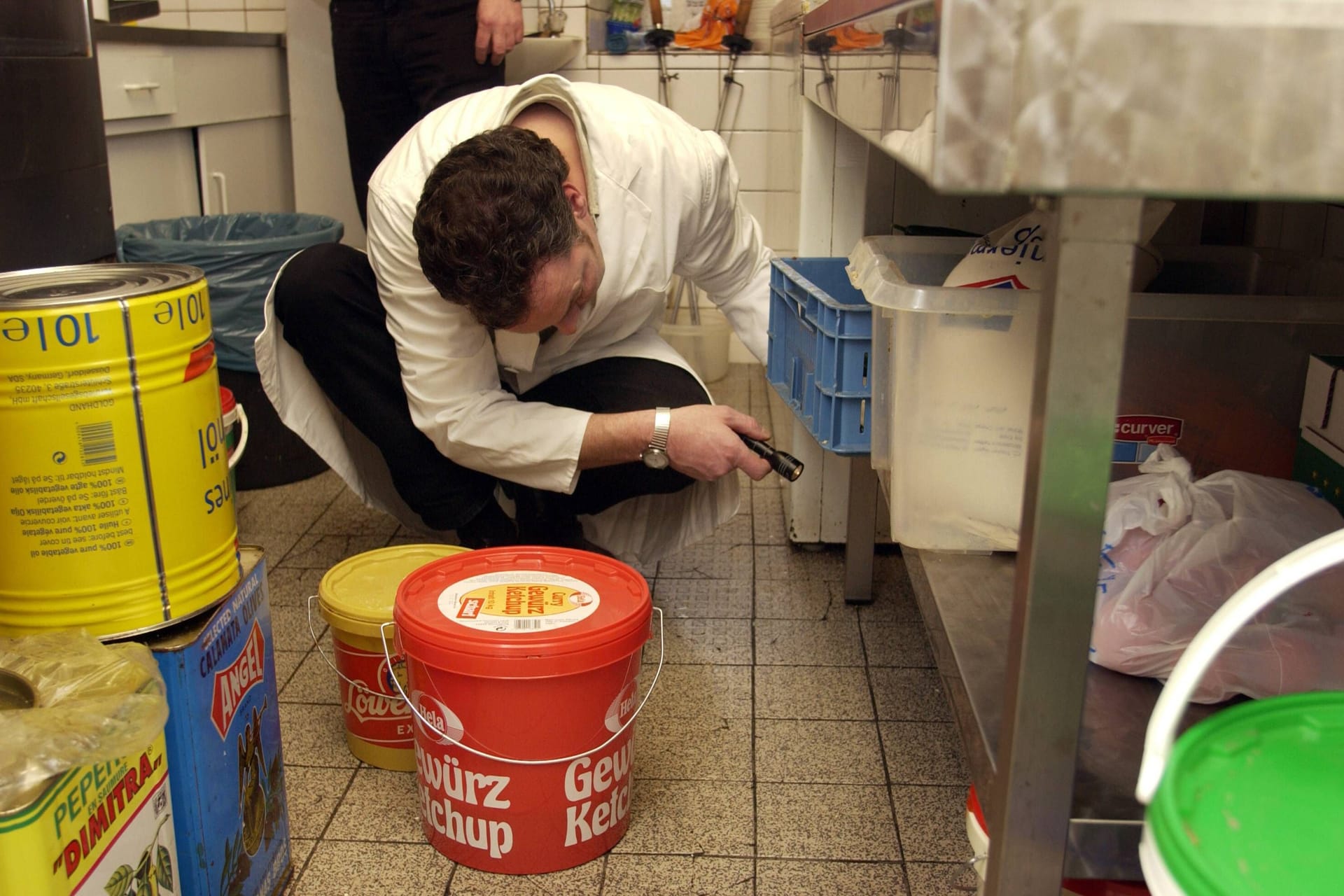 Mitarbeiter vom Gesundheitsamt kontrolliert die Sauberkeit einer Küche. (Symbolfoto)