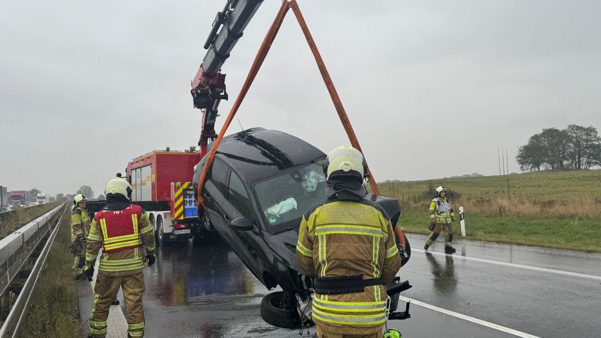 Ein Unfallfahrzeug wird einem Feuerwehr-Kran zur Seite transportiert: Die verletzten Personen konnte ohne technisches Gerät aus den Fahrzeugen befreit werden.