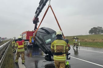 Ein Unfallfahrzeug wird einem Feuerwehr-Kran zur Seite transportiert: Die verletzten Personen konnte ohne technisches Gerät aus den Fahrzeugen befreit werden.