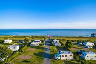 Das Insel-Camp Fehmarn bietet Urlaubern direkten Zugang zum Strand.