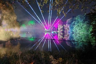 Blick auf den beleuchten See im Fredenbaumpark: Hier stiegen am Samstag dutzende Drohnen in den Himmel - aber nur kurz.