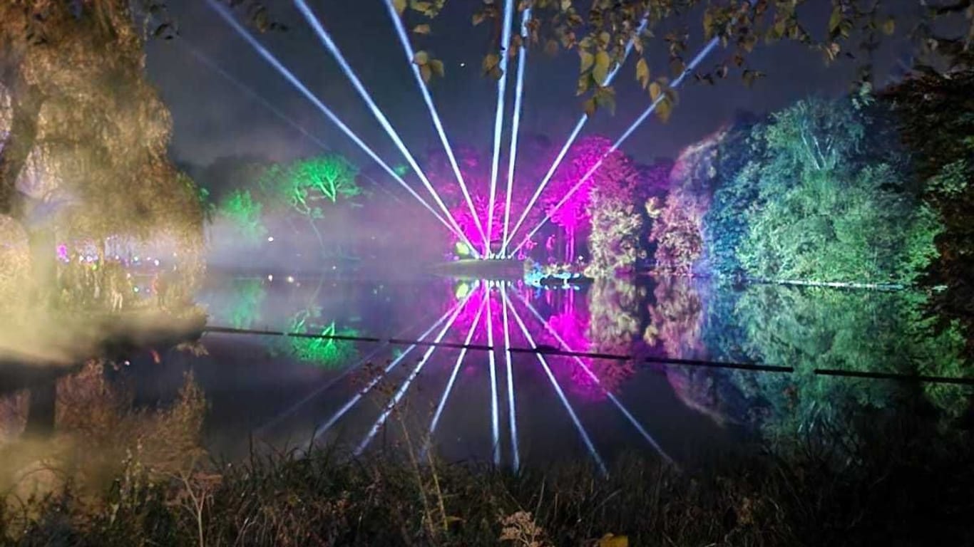 Blick auf den beleuchten See im Fredenbaumpark: Hier stiegen am Samstag dutzende Drohnen in den Himmel - aber nur kurz.