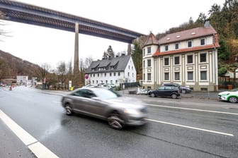 Sie ist bereits Geschichte: Die Rahmedetalbrücke wurde 2023 gesprengt. Viele weitere Brücken warten seit Langem auf ihre Sanierung.