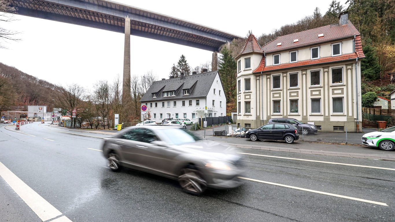 Sie ist bereits Geschichte: Die Rahmedetalbrücke wurde 2023 gesprengt. Viele weitere Brücken warten seit Langem auf ihre Sanierung.