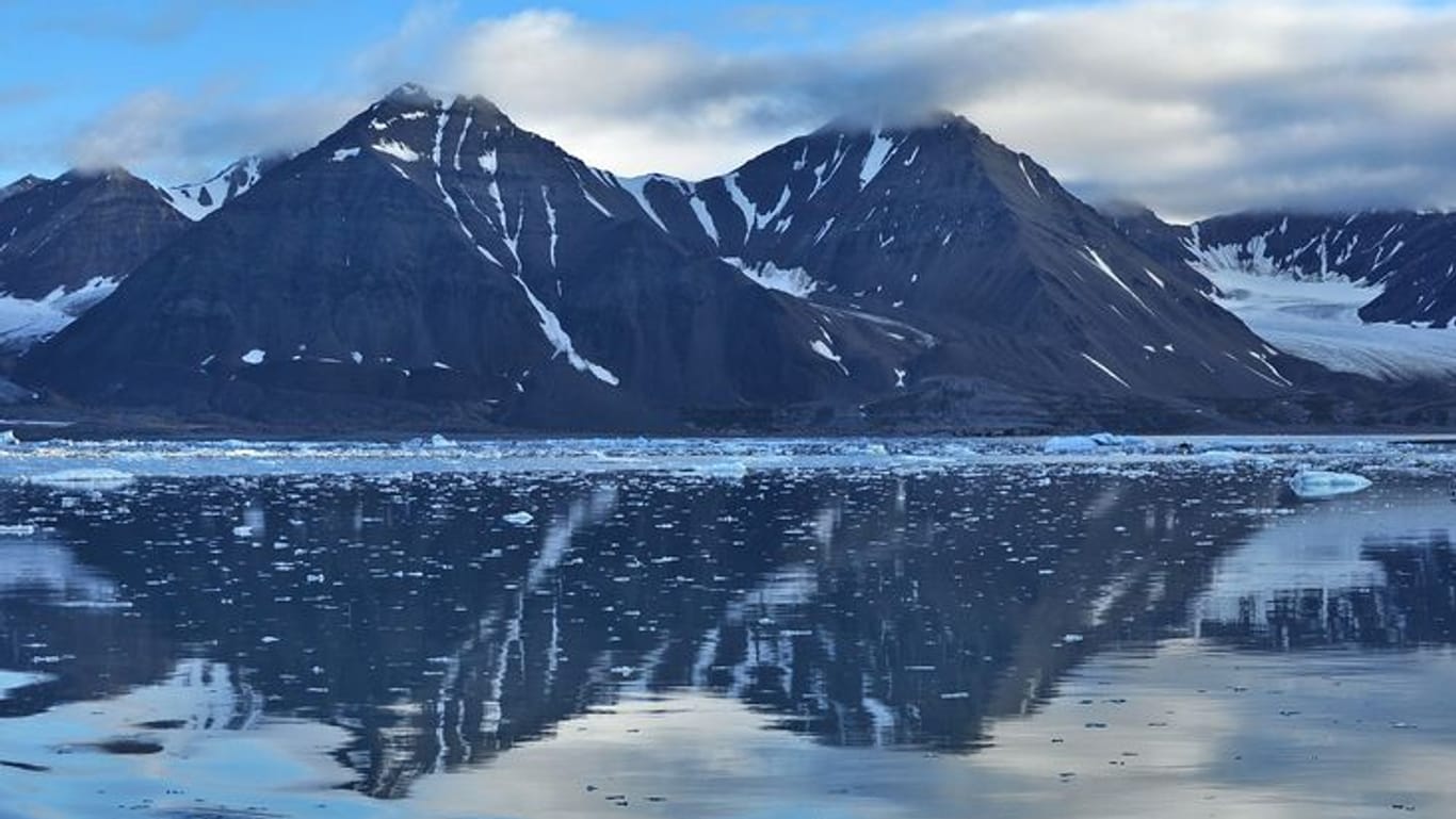 Im grönländischen Dickson Fjord ragen die Wände der Berge steil empor (Archivbild).