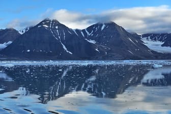 Im grönländischen Dickson Fjord ragen die Wände der Berge steil empor (Archivbild).