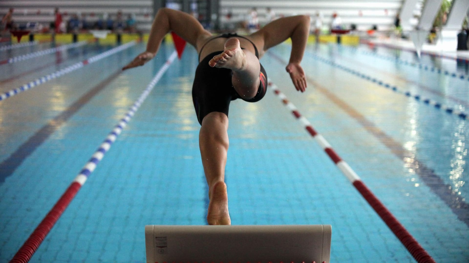 Sprung ins Schwimmbecken (Symbolbild): Die aggressive Gruppe war renitent.