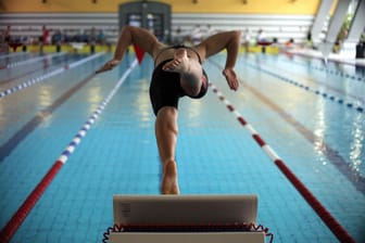 Sprung ins Schwimmbecken (Symbolbild): Die aggressive Gruppe war renitent.