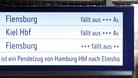 Zahlreiche Züge in Schleswig-Holstein fallen aus: Ein E-Linienbus war am Donnerstag bei einer Leerfahrt in der Unterführung am Bahnhof Elmshorn stecken geblieben und in Brand geraten.