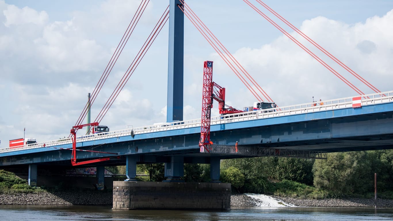 Bauprüfer kontrollieren die Norderelbbrücke (Archivbild): Ihr Zustand wird als "ungenügend" bezeichnet.