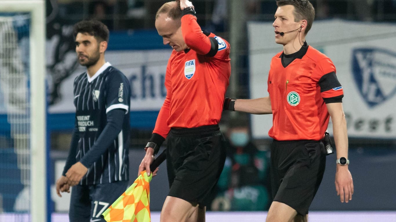 Assistent Gittelmann (l) und Schiedsrichter Cortus