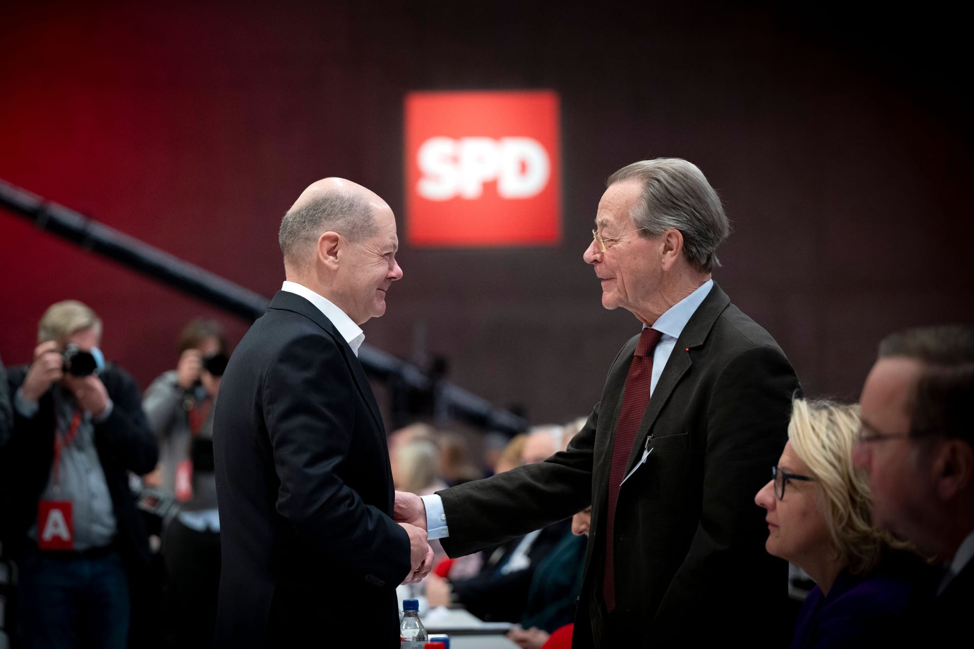 Müntefering und Kanzler Olaf Scholz (l.) auf dem SPD-Parteitag 2023 in Berlin.