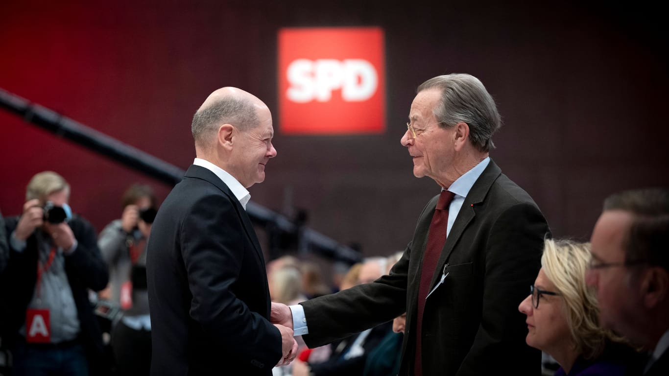 Müntefering und Kanzler Olaf Scholz (l.) auf dem SPD-Parteitag 2023 in Berlin.