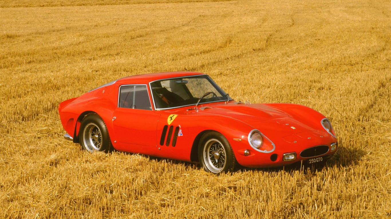 Ferrari 250 GTO steht auf einem Feld (Symbolbild): Die Rettungskräfte konnten nichts mehr für den Mann tun.