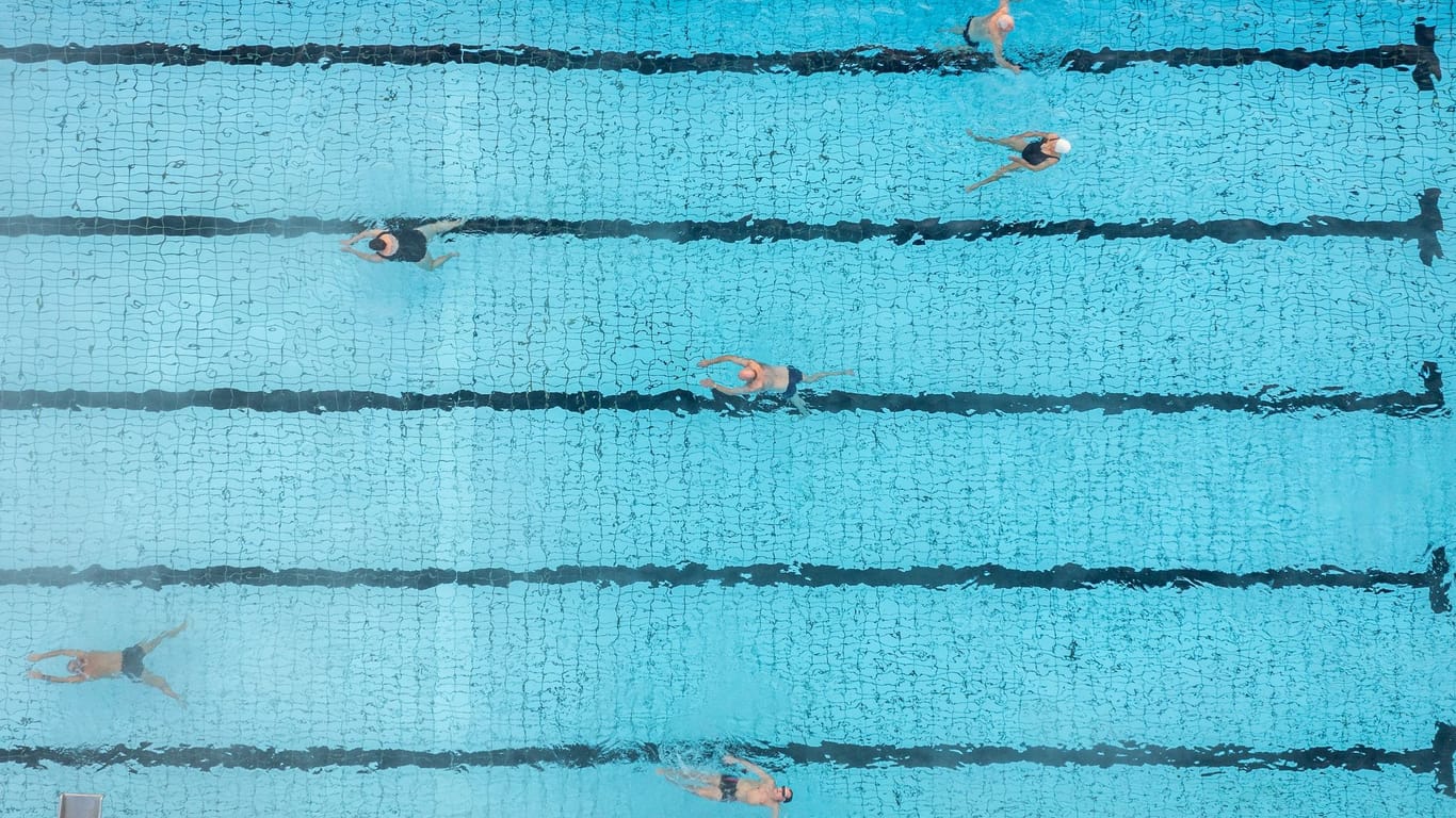 Freibadsaison bis Dezember- Schwimmen in kühler Herbstluft