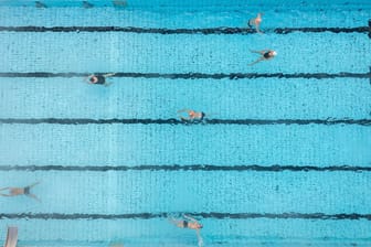 Freibadsaison bis Dezember- Schwimmen in kühler Herbstluft