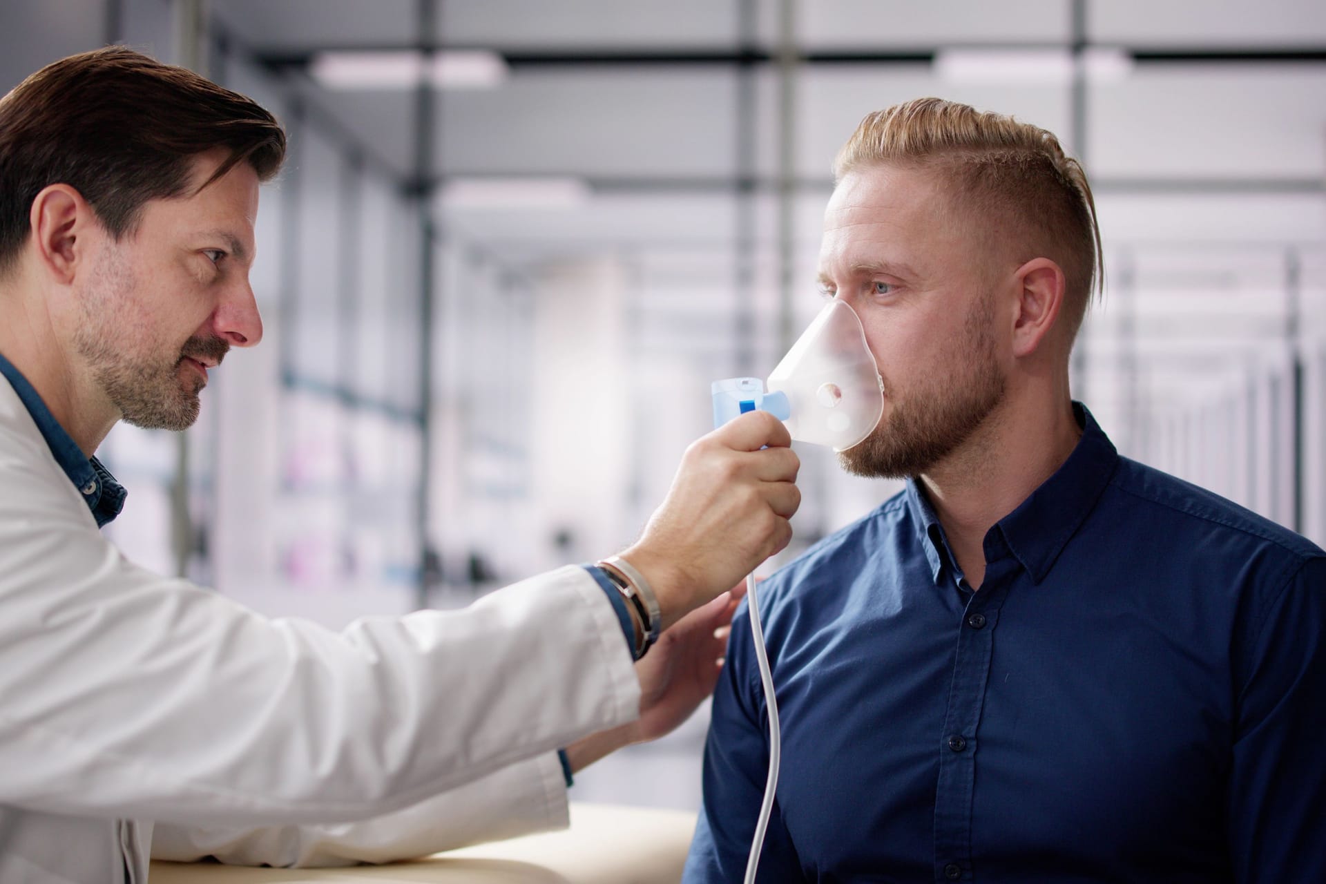 Ein Arzt leitet ein Patient im Gebrauch einer COPD Atemaske an.