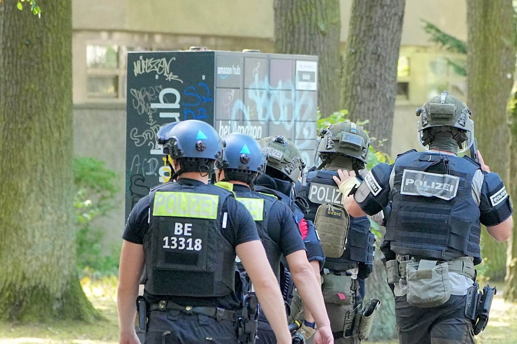 Polizisten im Einsatz (Archivbild): Ein Mann hat in Berlin-Nikolassee einen SEK-Einsatz ausgelöst.