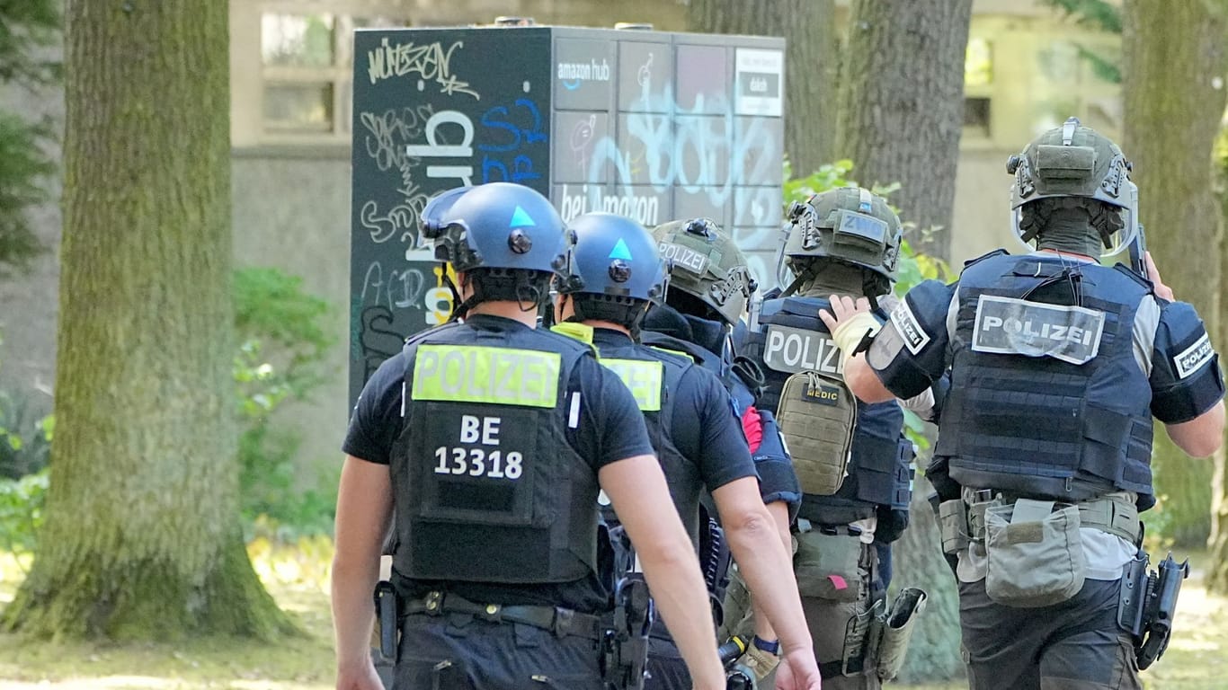 Polizisten im Einsatz (Archivbild): Ein Mann hat in Berlin-Nikolassee einen SEK-Einsatz ausgelöst.