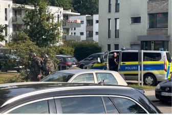 SEK-Einsatz in Jenfeld: Die schwangere Verletzt kam in ein Krankenhaus.