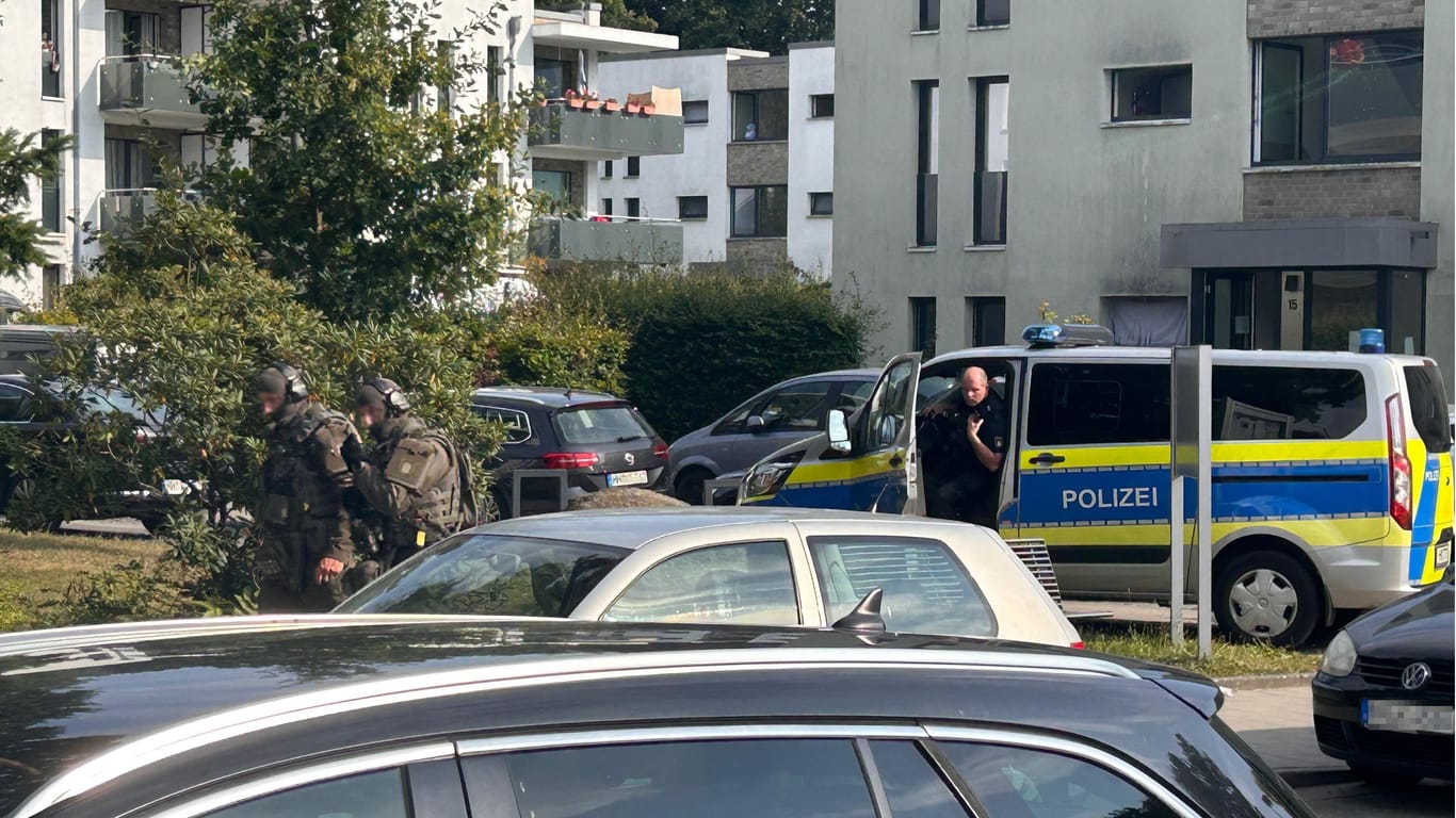 SEK-Einsatz in Jenfeld: Die schwangere Verletzt kam in ein Krankenhaus.