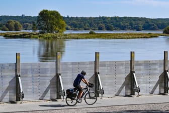 Eine mobile Hochwasserschutzwand steht am deutsch-polnischen Grenzfluss Oder. Brandenburg rechnet nächste Woche mit einer ernsteren Lage.