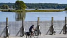 Eine mobile Hochwasserschutzwand steht am deutsch-polnischen Grenzfluss Oder. Brandenburg rechnet nächste Woche mit einer ernsteren Lage.