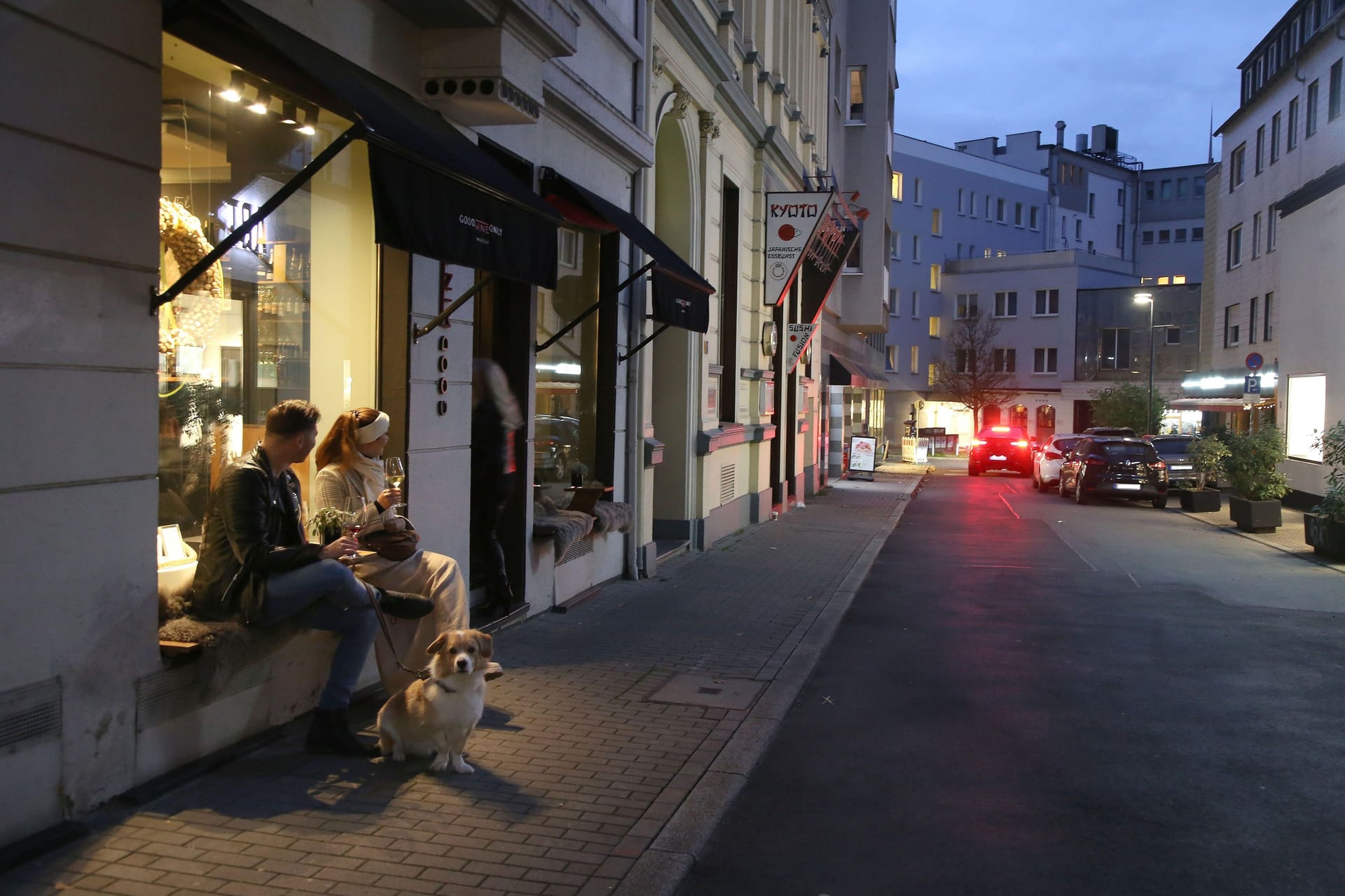 Fußgänger im Dortmunder Rosenviertel: Der Modebetrieb Hofius führt hier eine Boutique.