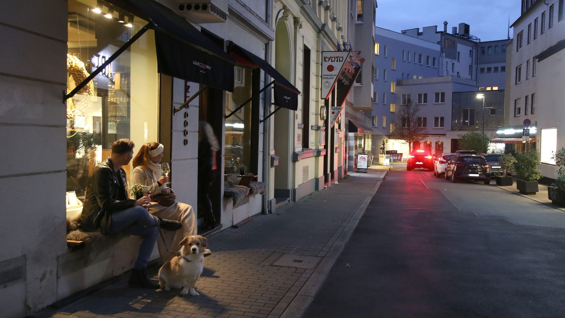 Fußgänger im Dortmunder Rosenviertel: Der Modebetrieb Hofius führt hier eine Boutique.