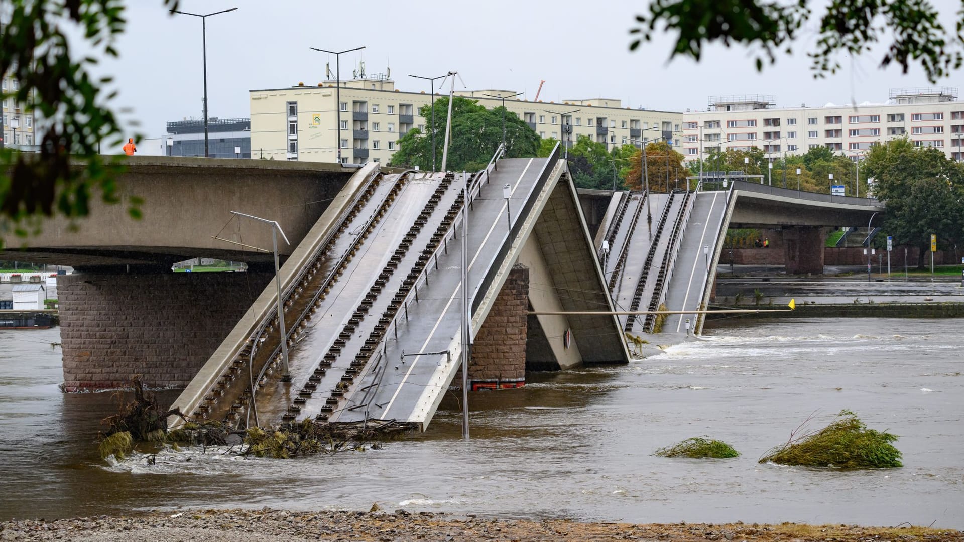 Teile der teileingestürzten Carolabrücke liegen in der Elbe im Wasser.