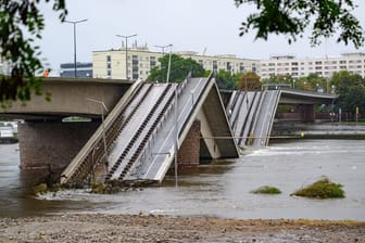 Teile der teileingestürzten Carolabrücke liegen in der Elbe im Wasser.